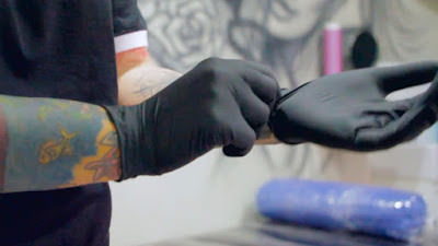 guantes negros para tatuajes